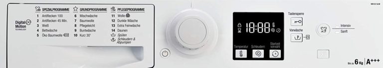 Display der Waschmaschine Bauknecht WM 62 SLIM: links sind die Programme aufgeführt, mittig ein Drehregler, rechts ein Display für die Zeit und mehrere Knöpfe (Tastensperre, Vorwäsche, Intensiv/Sanft)