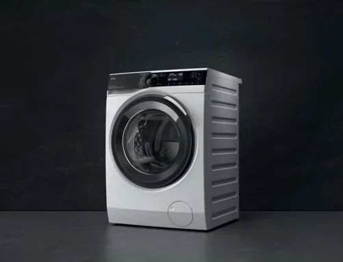 AEG LR8B75400 vor dunklem neutralen Hintergrund
